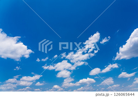 青空と白い雲 126065644