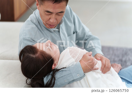 倒れるシニア女性を助けるシニア男性 126065750