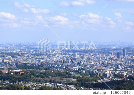 遠くに見えるビル群の風景 遠くに見えるビル群の風景 126065849