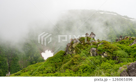 霧に包まれる妙高山 霧に包まれる妙高山 126065896