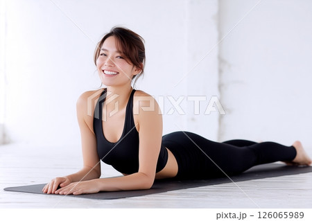 ストレッチする美人女性「AI生成画像」 126065989