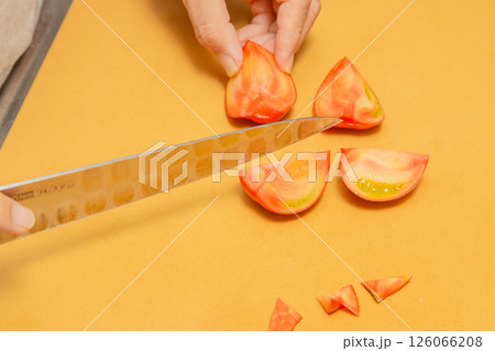 トマトをカットしている手元の素材写真 トマトをカットしている手元の素材写真 126066208
