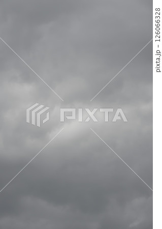 雨が降りそうな暗い空　縦 126066328