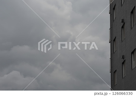 マンションと曇り空 横 マンションと曇り空 横 126066330