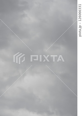 暗めの曇り空　縦 126066331