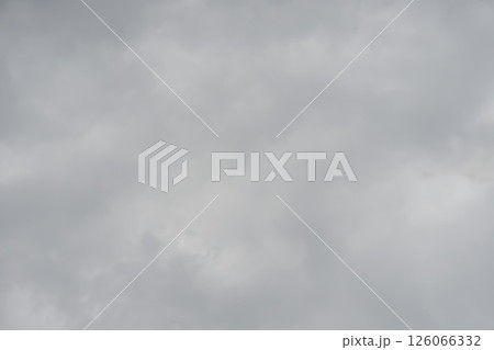 暗めの曇り空　横 126066332