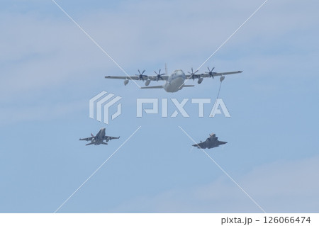 岩国基地エアショーで編隊飛行を行うアメリカ海兵隊のKC-130J F/A-18 F-35 岩国基地エアショーで編隊飛行を行うアメリカ海兵隊のKC-130J F/A-18 F-35 126066474