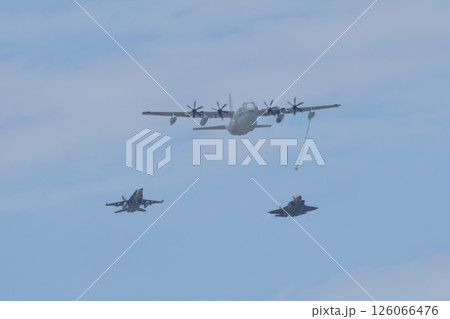 岩国基地エアショーで編隊飛行を行うアメリカ海兵隊のKC-130J　F/A-18　F-35 126066476