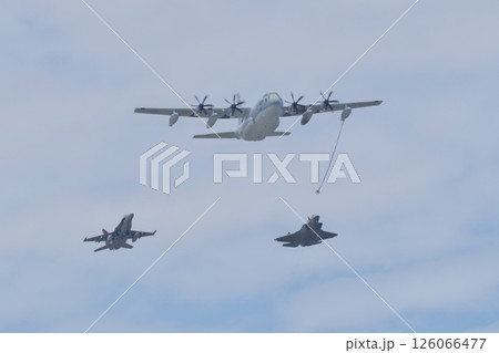 岩国基地エアショーで編隊飛行を行うアメリカ海兵隊のKC-130J F/A-18 F-35 岩国基地エアショーで編隊飛行を行うアメリカ海兵隊のKC-130J F/A-18 F-35 126066477