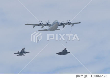 岩国基地エアショーで編隊飛行を行うアメリカ海兵隊のKC-130J　F/A-18　F-35 126066478