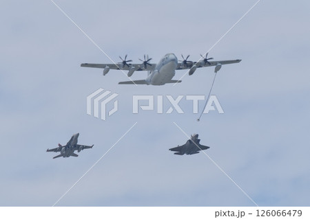 岩国基地エアショーで編隊飛行を行うアメリカ海兵隊のKC-130J　F/A-18　F-35 126066479