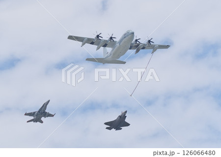 岩国基地エアショーで編隊飛行を行うアメリカ海兵隊のKC-130J　F/A-18　F-35 126066480