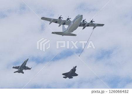 岩国基地エアショーで編隊飛行を行うアメリカ海兵隊のKC-130J　F/A-18　F-35 126066482