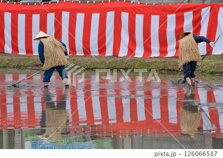 〈島根県〉池田地区の花田植の準備　地ならし 126066587