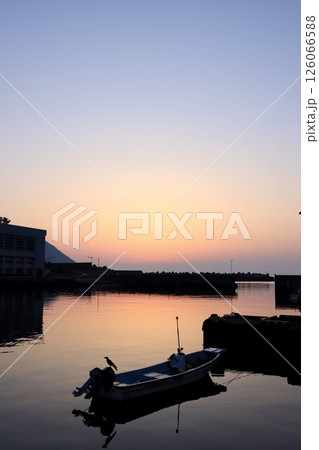 朝焼け色に染まる港 126066588