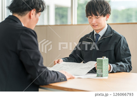 ビル,テナントの商談,打ち合わせをする作業着姿の若いアジア人ビジネスマン ビル,テナントの商談,打ち合わせをする作業着姿の若いアジア人ビジネスマン 126066793
