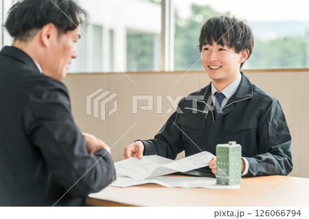 ビル,テナントの商談,打ち合わせをする作業着姿の若いアジア人ビジネスマン ビル,テナントの商談,打ち合わせをする作業着姿の若いアジア人ビジネスマン 126066794