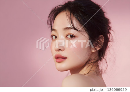 横顔の日本人女性。ピンク背景に映える健康的な美しさとシンプルメイク 横顔の日本人女性。ピンク背景に映える健康的な美しさとシンプルメイク 126066929