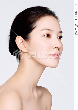 若い女性の正面ポートレート。清潔感と透明感あふれる美容イメージ 126066964