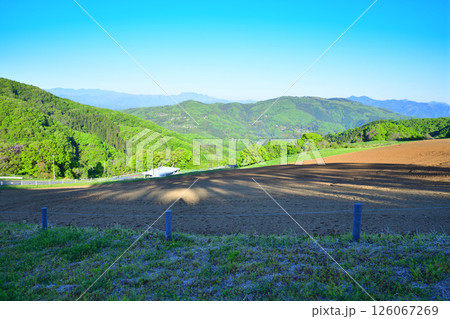 ポピー畑の丘から　清々しい眺め　秩父美の山公園方面 126067269