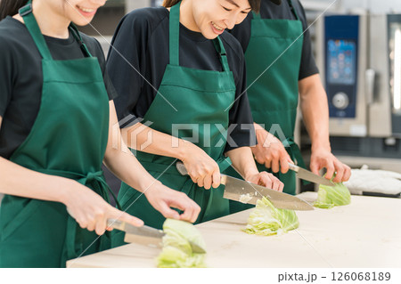 キッチン,バックヤードでキャベツを切る調理スタッフの男女 126068189