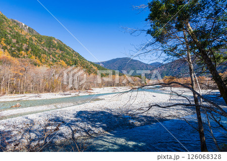 日本屈指の山岳リゾート 晩秋の上高地 日本屈指の山岳リゾート 晩秋の上高地 126068328