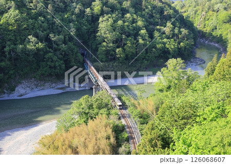 そらさんぽ天竜峡から望む飯田線特急・伊那路1 そらさんぽ天竜峡から望む飯田線特急・伊那路1 126068607