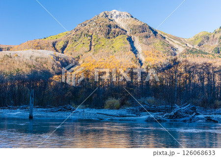 日本屈指の山岳リゾート 晩秋の上高地 中千丈沢の押し出し 日本屈指の山岳リゾート 晩秋の上高地 中千丈沢の押し出し 126068633