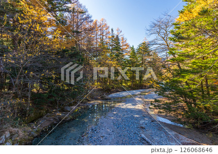 日本屈指の山岳リゾート　晩秋の上高地 126068646