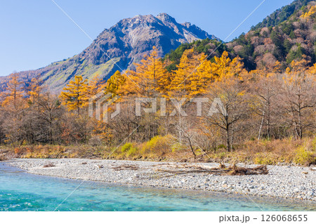 日本屈指の山岳リゾート 晩秋の上高地 焼岳と梓川 日本屈指の山岳リゾート 晩秋の上高地 焼岳と梓川 126068655