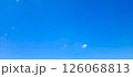 快晴の青空に浮かぶ少しの雲 126068813