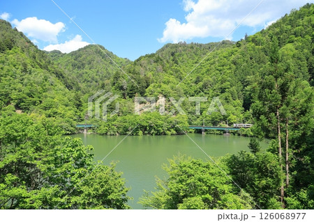 平岡ダム湖沿いに走る飯田線・普通列車12 126068977