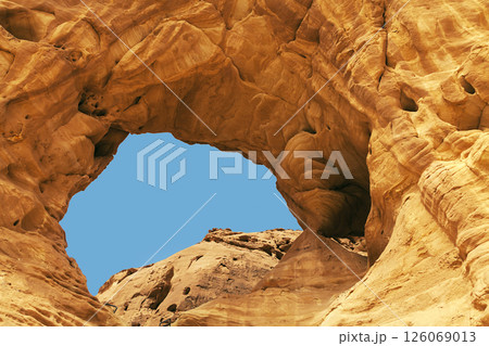 Arch in the rock. Timna park, Israel 126069013