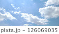 初夏の青空と白い雲 126069035