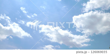 初夏の青空と白い雲 126069035