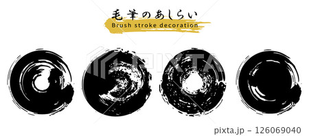 毛筆のあしらい。丸い和風のフレームセット。筆で描いた和の装飾。 毛筆のあしらい。丸い和風のフレームセット。筆で描いた和の装飾。 126069040