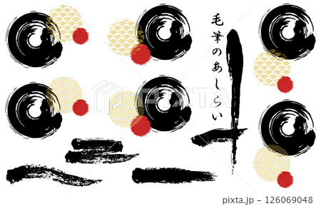 毛筆のあしらい。丸い和風のフレームと罫線。筆で描いた和の装飾。 126069048