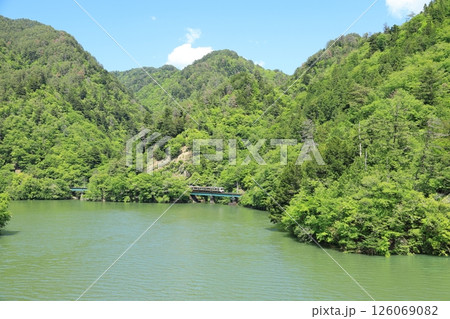 平岡ダム湖沿いに走る飯田線・普通列車21 126069082