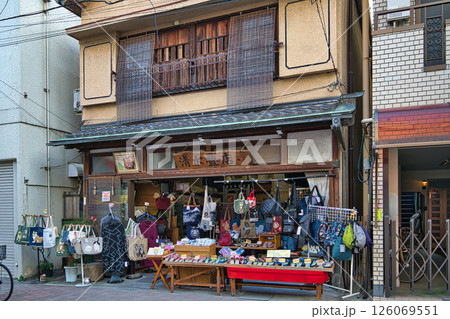東京都・豊島区　旧中山道沿いの巣鴨地蔵通り商店街　清水畳店 126069551