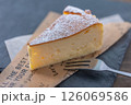 カットしたチーズケーキ　コントラスト弱め 126069586