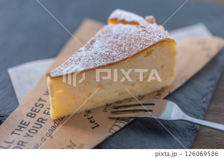 カットしたチーズケーキ　コントラスト弱め 126069586