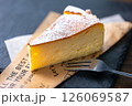 カットしたチーズケーキ　明るめ 126069587