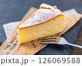 カットしたチーズケーキ　ふんわり明るめ 126069588