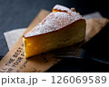 カットしたチーズケーキ　暗め 126069589