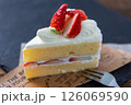 イチゴのショートケーキ 126069590