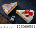 ケーキ屋さん　王道のベイクドチーズケーキとイチゴのショートケーキ 126069591