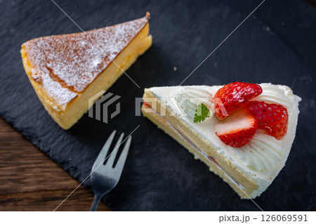 ケーキ屋さん　王道のベイクドチーズケーキとイチゴのショートケーキ 126069591