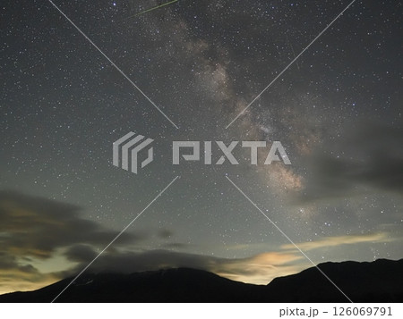 浅間山の上にかかる雲と天の川そして流れ星(20250508030239) 浅間山の上にかかる雲と天の川そして流れ星(20250508030239) 126069791