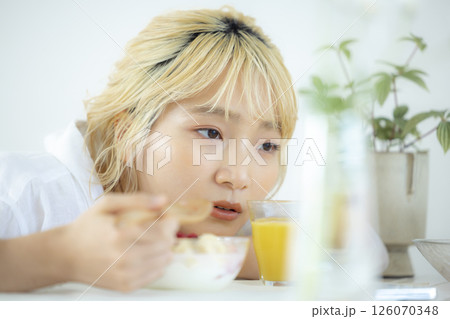 朝食　ヨーグルトを食べる女性 126070348