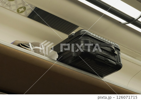新幹線や列車の荷物。荷物置き場。棚。 新幹線や列車の荷物。荷物置き場。棚。 126071715